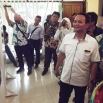 APRESIASI: Ketua DPRD Sidoarjo H Sullamul Hadi Nurmawan saat pembukaan Pameran Foto PWI dan DPRD Sidoarjo, di Lobi Gedung DPRD Sidoarjo, Kamis (24/11). foto: nanang ichwan/ bangsaonline