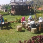 Siswa siswi SDN Songgokerto 3 Kota Batu saat belajar di Pine Park. 