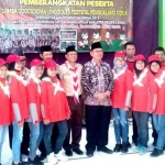 Ketua Harian Kwarcab Banyuwangi Sulihtiyono (tengah batik) didampingi staf ahli bidang Kemasyarakatan dan SDM Pemkab Banyuwangi Drs. Dwi Yanto (tengah pramuka) foto bersama anak-anak Gudep SDN 4 Pengajuran.