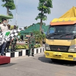  Komandan Korem 081 Dhirotsaha Jaya (DSJ) Madiun Kolonel Inf. Waris Ari Nugroho memberangkatkan bantuan sembako berupa beras dari Yayasan Wings Peduli ke semua wilayah jajarannya, Rabu (21/7/2021). (foto: ist)