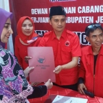 Bupati Jember Faida saat menyerahkan formulir dan berkas pendaftaran Bacabup PDIP. foto: Merdeka.com/ Muhammad Permana