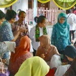 Rombongan ketika melihat proses pelatihan membatik di dusun Podhek, Desa Rangperang Daya, Kecamatan Proppo yang merupakan sentra penghasil batik terbaik di Pamekasan.