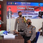 Kapolres Tuban AKBP Ruruh Wicaksono meninjau screening yang dilakukan oleh anggotanya.