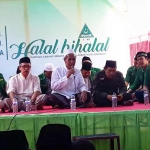 KH. Mas Sulaiman Nur, Rais Syuriah PC NU Kota Surabaya saat memberi tausiyah dan arahan dalam acara Halalbihalal GP Ansor Kota Surabaya. foto: DIDI ROSADI/ BANGSAONLINE 