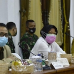 Wali Kota Risma bersama jajarannya mengikuti rapat evaluasi PSBB Surabaya Raya di Gedung Negara Grahadi, Senin (8/6/2020). (foto: ist.)