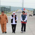 Gubernur Khofifah saat meninjau kesiapan Tol Pasuruan-Probolinggo.