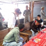 Sejumlah pelajar tak berkutik ketika tertangkap basah sedang bolos dan nongkrong di warung kopi.