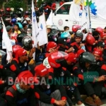 Buruh korban PHK Smelting saat demo di DPRD Gresik, beberapa waktu lalu. foto: SYUHUD/ BANGSAONLINE