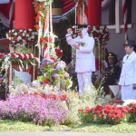 Wali Kota Risma memberikan semangat kepada anak-anak Kota Surabaya supaya bisa berhasil, saat menjadi inspektur upacara HUT RI ke-74 di Balai Kota Surabaya, Sabtu (17/8). foto: istimewa