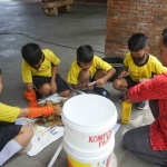 Anak-anak yang merupakan agen peduli lingkungan, saat mengikuti sosialisasi memilah sampah. Foto: Ist.