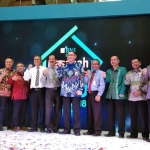 Asisten Sekretaris Daerah Propinsi Jawa Timur Fatah Jasin saat foto bersama Direktur Utama BNI Syariah Abdullah Firman Wibowo, Kepala OJK Regional 4 Jawa Timur Heru Cahyono, Pemimpin Divisi Pembiayaan Konsumer BNI Syariah Budi Aristianto dan Pemimpin BNI Syariah Wilayah Timur Imam Hidayat.