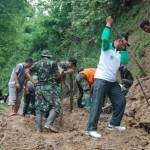 Petugas BPBD, Warga Dan TNI Bersama- sama Mebersihkan Tanah Longsoran Dari Badan jalan. foto: aris yudisantoso/HarianBangsa
