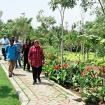 Wali Kota Risma saat berada di Taman Harmoni, Keputih.