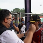 Bupati Hanindhito Himawan Pramana saat memberikan topinya kepada Mohammad Khanafi, Kapten Persedikab. foto: ist.