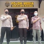 Foto bersama bentuk apresiasi kebersamaan antara media dan polisi.