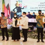 Ketiga paslon peserta Pilbup Tuban menunjukkan nomor urut masing-masing.