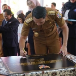 Bupati Tuban Aditya Halindra Faridzki saat menandatangani prasasti gedung rusunawa di Unirow Tuban. Foto: Ist.