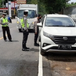 Satu mobil yang kedapatan hendak masuk wilayah Blitar diberhentikan petugas.