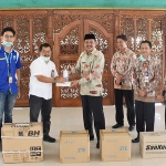 Bupati menerima CSR PT. Telkom berupa 30 botol cairan disinfektan, 24 buah hand spray disinfektan, 10 dus sarung tangan, 10 botol hand sanitizer, serta 8 dus masker.