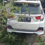 Kendaraan nopol M 1472 BR yang dikemudikan Heri saat menabrak pos kamling dan toko di Jalan Raya Ceguk Pamekasan. (foto: ist)