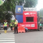 Salah satu petugas tampak mencoba seberangi zebra cross pasca pemindahan pos pantau lalin.