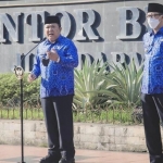 Bupati Hendy saat memimpin apel  bersama jajaran OPD di lingkungan Pemkab Jember di depan kantor pemkab, Senin (17/5).