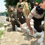 Bupati bersama Dandim 0812 Lamongan, Letkol.Inf. Jemz Andre Ratu Edo, Sekkab Yuhronur Effendi dan Kapolres AKBP. Trisno Adi melakukan pemasangan paving stone dan meninjau jalan yang dibangun dari program TMMD. (Haris/BANGSAONLINE)