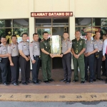 Komandan Pusdik Arhanud Batu Kolonel Rikas Hidayatullah menyerahkan suvenir berupa kelongsong pada Kapolres Batu AKBP Budi Hermanto di depan Mako Polres Batu.