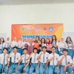 Kepala Pelaksana BPBD Indun Munawaroh bersama siswa SMAN 2 Kota Kediri. Foto: Ist.