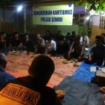 Jajaran Kepolisian Sektor Senori, Polres Tuban menggelar cangkruk bareng dengan sejumlah komunitas di wilayah hukumnya di Mapolsek setempat, Senin (29/1) malam.