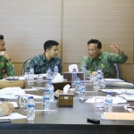 Emil, Sambari, Qosim, serta pimpinan OPD Pemkab Gresik saat rapat koordinasi membahas banjir Kali Lamong. foto: ist.