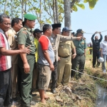 Bupati Ngawi Kanang Sulistyono saat meninjau semburan. Fenomena tersebut membawa duka tersendiri bagi pemilik sawah.