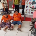 Dua dari tiga tersangka maling motor tak berdaya saat dihadirkan dalam rilis di Mapolres Blitar.