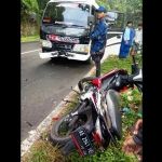 Sesaat setelah terjadi tabrakan antara sepeda motor dengan minibus Isuzu Elf. (foto: ist)