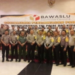 POSE BARENG: Para peserta Sosialisasi Pengawasan Partisipatif Netralitas ASN, TNI, Polri dan Kades Pada Pemilu 2019. foto: MUSTAIN/ BANGSAONLINE