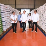 Presiden Joko Widodo menyerahkan bantuan pangan beras cadangan pangan pemerintah (CBP) kepada masyarakat penerima manfaat di Gudang Bulog Sendangsari, Kabupaten Bantul, Daerah Istimewa Yogyakarta pada Selasa, 30 Januari 2024. Saat berdialog dengan warga, Presiden mengatakan bahwa bantuan tersebut akan diberikan hingga bulan Juni. Foto: BPMI Setpres