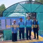 Manajemen PT Smelting saat penyerahan bantuan green house di Ecowisata Mangrove Pangkah Kulon. Foto: SYUHUD/BANGSAONLINE
