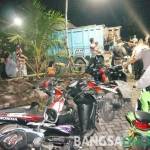 Puluhan sepeda motor dinaikkan ke truk untuk dibawa ke Mapolres Jombang, Sabtu (29/10) petang.  foto: RONY S/ BANGSAONLINE