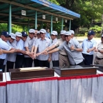 Dirut PT. SI Rizkan Chandra bersama jajaran direksi usai penandatangan proyek baru. foto: SYUHUD/ BANGSAONLINE