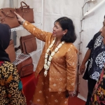 IKON TANGGULANGIN: Direktur IKM Kemenperin, Ratna Utarianingrum melihat pameran produk kulit di Taman Budaya Tanggulangin, Desa Kedensari, Kecamatan Tanggulangin, Sidoarjo, Kamis (20/2). foto: MUSTAIN/ BANGSAONLINE