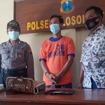 Tersangka Yeni Tri Wibowo diapit petugas Polsek Plosoklaten. foto: ist.