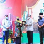 Gubernur Jawa Timur Khofifah Indar Parawansa dan Gubernur Kepulauan Riau Ansar Ahmad saat MoU terkait perdagangan dan investasi dalam Misi Dagang di Nagoya Hills Hotel Kota Batam, Kepulauan Riau, Jumat (30/4/2021). foto: ist/ bangsaonline.com