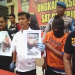 Kombespol Himawan Bayu Aji Kapolresta Sidoarjo saat menunjukan barang bukti