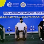 LaNyalla saat menjadi pembicara utama dalam Airlangga Forum di Sekolah Pascasarjana Universitas Airlangga Surabaya, Rabu (17/2/2021) sore. (foto: ist)