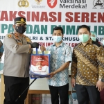 Kapolres Kediri Kota AKBP Wahyudi saat menyerahkan bantuan sembako secara simbolis kepada Pendeta Mario Gunawan. foto: ist.