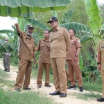 Bupati Lamongan, Yuhronur Efendi, saat sidak pembangunan infrastruktur.