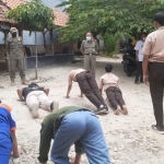 Puluhan pelajar berseragam sekolah yang terjaring razia Satpol PP Kabupaten Tuban sedang disanksi push up sebanyak 50 kali.