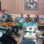 Anggota Sapma PP Kota Madiun saat audiensi dengan Ketua DPRD Kota Madiun, Andi Raya Bagus Miko Saputro. Foto: HENDRO SUHARTONO/BANGSAONLINE