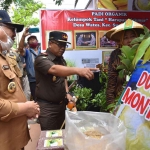 Bupati Tulungagung, Maryoto Birowo saat melihat bazar pasar murah di halaman Dinas Ketahanan Pangan, Selasa (1/11/2022).