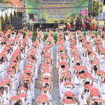 Tari Kolosal Ngoyek Kupang yang digelar di halaman SMPN 2 Candi. Foto: Ist